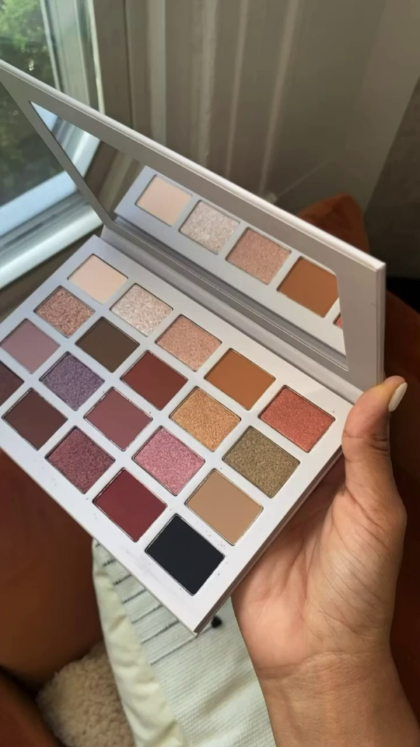 Luxury 20-Pan Eyeshadow Palette with Rich Matte, Satin & Shimmer Finishes – Versatile Warm Neutrals, Rosy Hues, Deep Browns & Bold Metallics for Day-to-Night Glam Looks