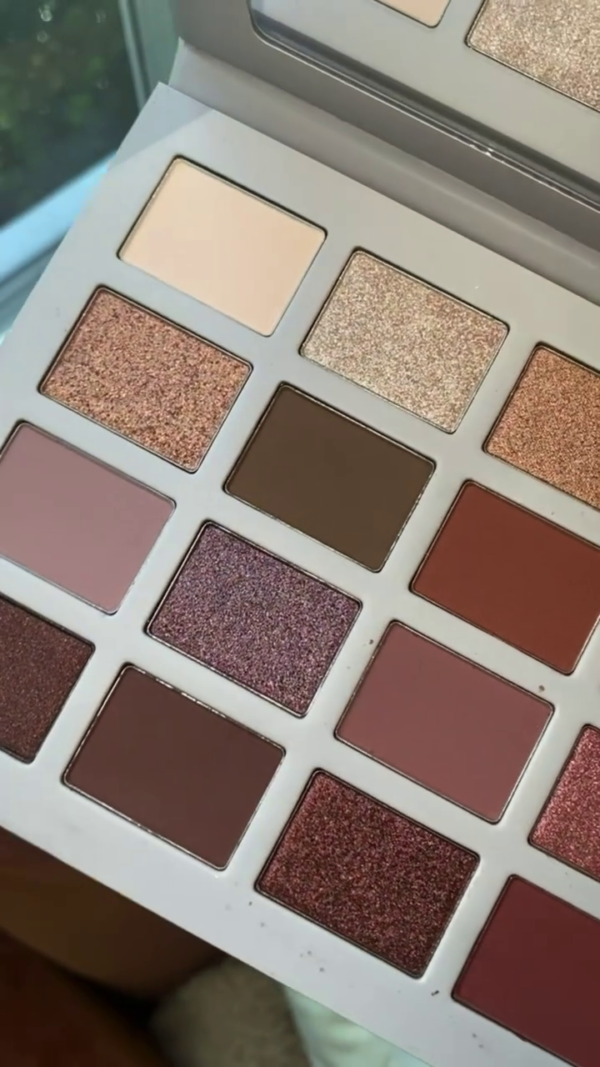 Luxury 20-Pan Eyeshadow Palette with Rich Matte, Satin & Shimmer Finishes – Versatile Warm Neutrals, Rosy Hues, Deep Browns & Bold Metallics for Day-to-Night Glam Looks - Image 3