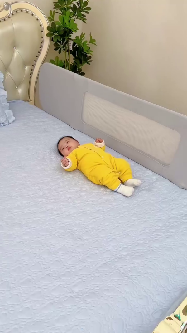 Adjustable Foldable Baby Bedside Sleeper and Safety Guard Rail – Portable Infant Co-Sleeping Barrier with Soft Breathable Mesh and Secure Frame for King or Queen Beds – Ideal for Newborns and Toddlers - Image 3