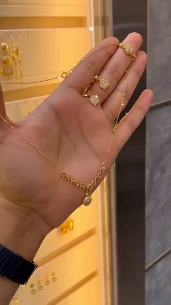 Gold-Plated Jewelry Set Featuring Dazzling Crystal-Encrusted Pendant Necklace and Matching Stud Earrings for Women – Delicate and Stylish Design Perfect for Special Occasions or Daily Wear