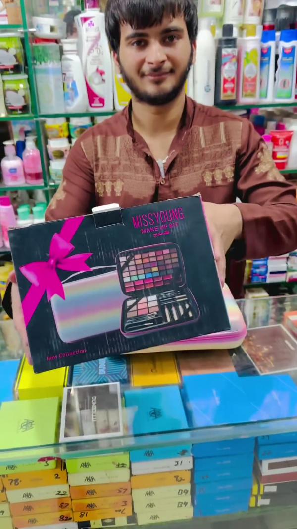 Ultimate All-in-One Makeup Kit – Eyeshadows, Lipsticks, Brushes, and More in a Stylish Compact Case