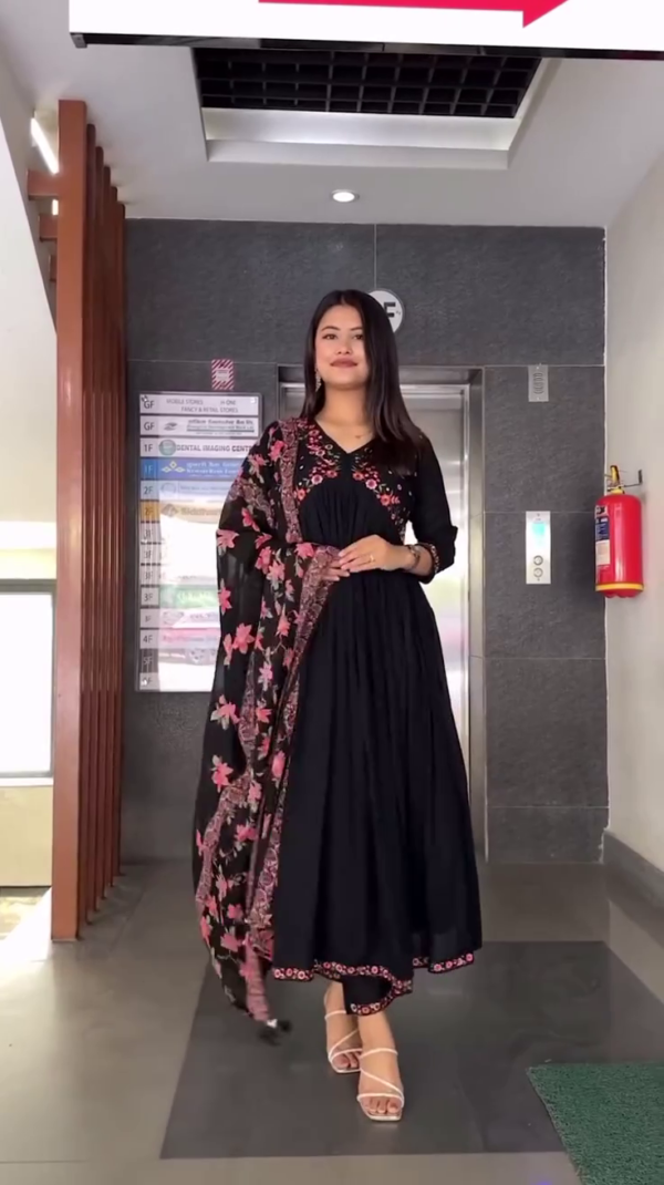 Black Floral Embroidered Anarkali Dress – Elegant Long Dress with Floral Dupatta for Festive Wear.