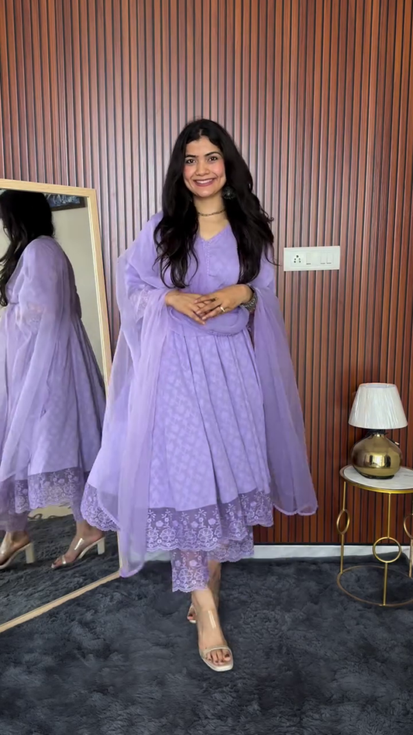 Elegant and Chic: Stunning Pink and Lavender Suits with Beautiful Dupattas for Festive Occasions