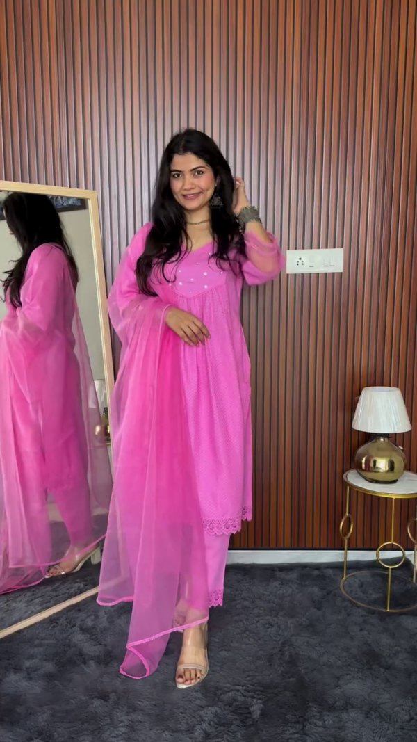 Elegant and Chic: Stunning Pink and Lavender Suits with Beautiful Dupattas for Festive Occasions - Image 2