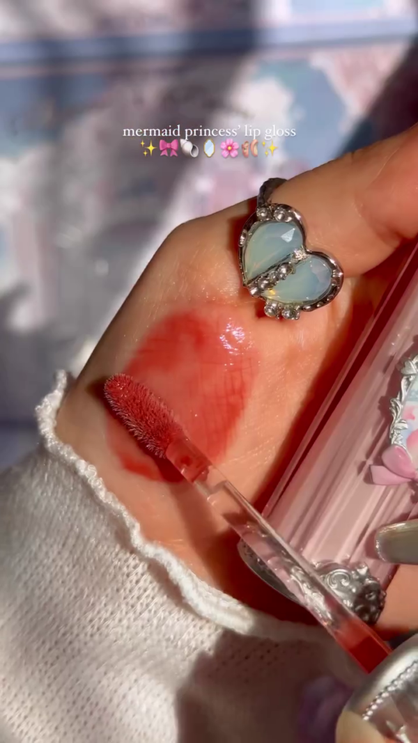 Princess’ Shimmery Lip Gloss – Iridescent Gloss with a Hydrating Formula for Luscious, Plump Lips, Perfect for Every Day or Special Occasions - Image 2