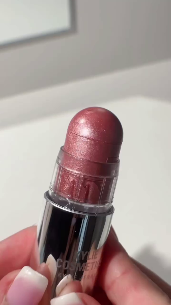 Shimmering Dewy Balm Highlighter Stick – Soft Rosy Glow for a Luminous Finish