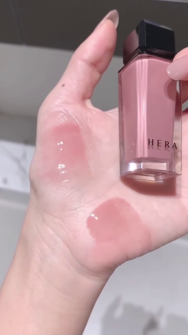 Soft and Chic Pink Makeup Essentials: Hera Lip Gloss, Blush, and Eyeshadow Palette - Image 2