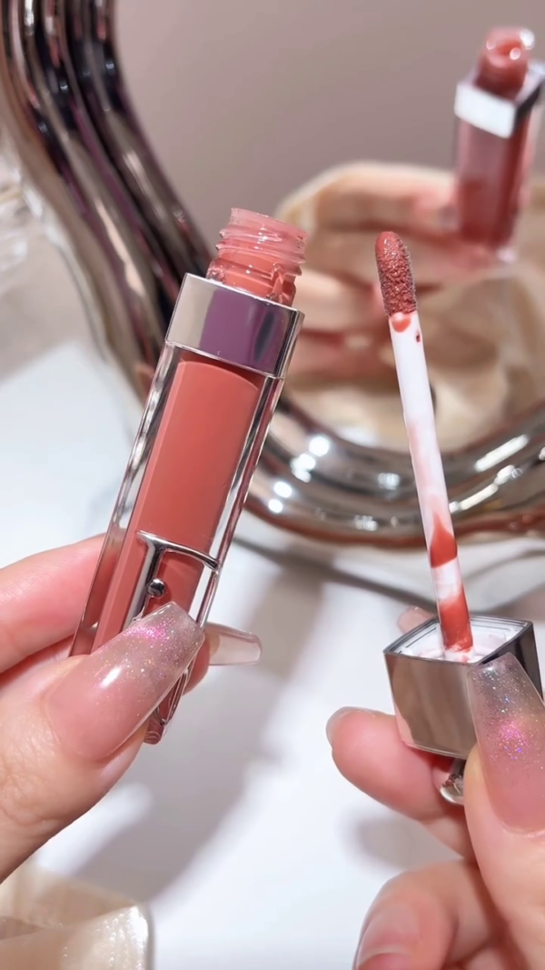 Addict Lip Maximizer Gloss – A Beautiful Duo of Glossy Lip Tints in Soft Pink and Coral Shades for a Plump and Hydrated Finish. - Image 2