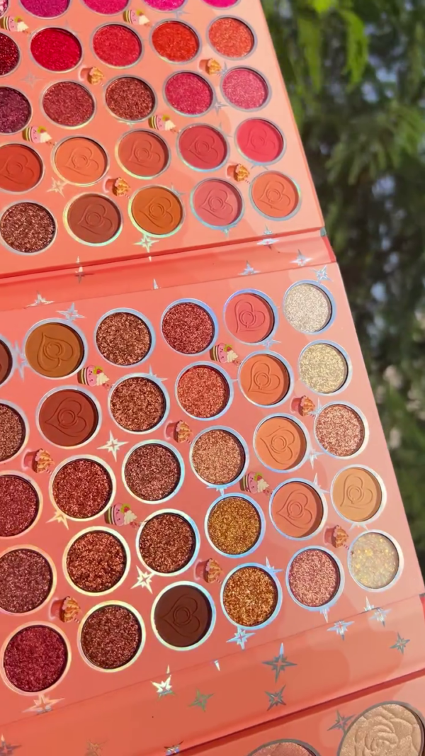 Sweet and Sparkling: Glittery Eyeshadow Palette with Warm Tones - Image 2