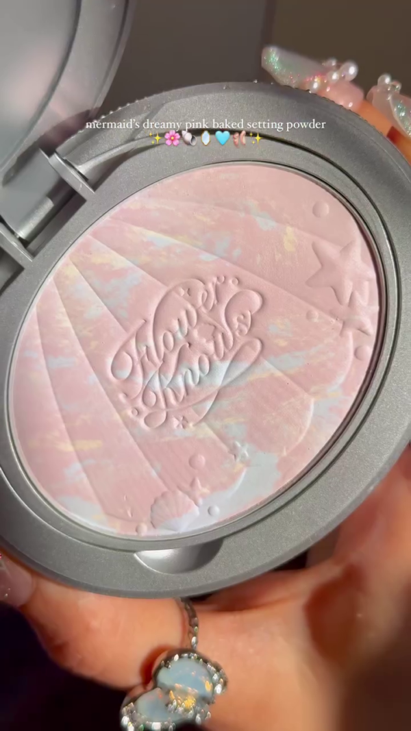 Mermaid's Dreamy Pink Baked Setting Powder with Iridescent Finish for a Soft and Radiant Glow, Perfect for All Skin Tones - Image 2