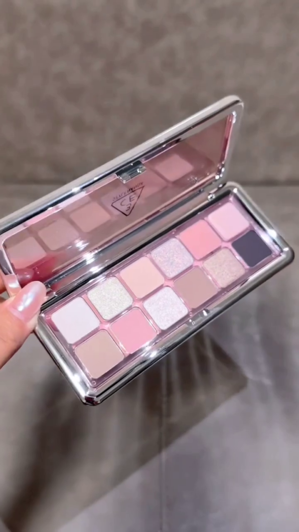 Shimmering Eyeshadow Palette – Soft Pink and Nude Shades with a Sparkling Finish for a Glowing Eye Look
