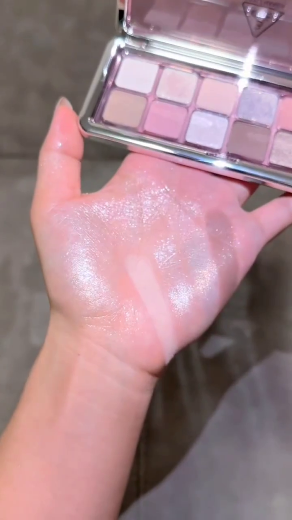 Shimmering Eyeshadow Palette – Soft Pink and Nude Shades with a Sparkling Finish for a Glowing Eye Look - Image 2