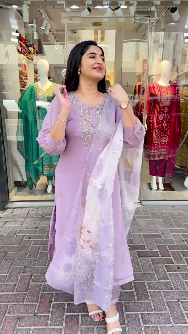 Graceful Lavender Short Kurta Set with Delicate Sequin and Thread Embroidery Paired with a Soft Printed Organza Dupatta – A Chic and Subtle Ethnic Ensemble for Daytime Events, Casual Festivities, and Elegant Gatherings