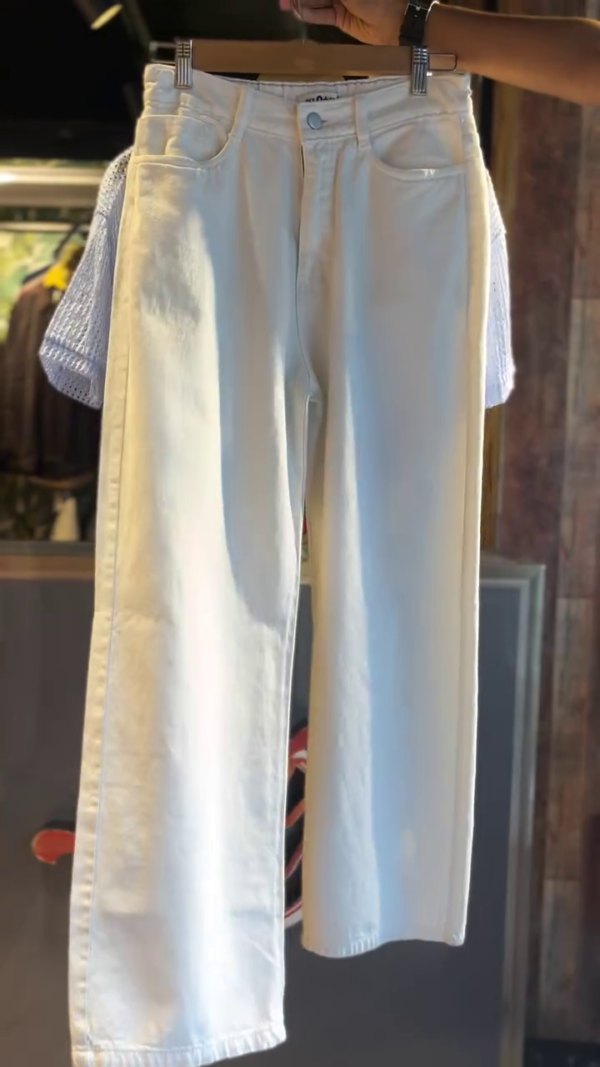 Trendy Two-Piece Co-ord Set – Light Blue Textured Short-Sleeve V-Neck Top with White Inner Lining Paired with High-Waist Wide-Leg White Pants for a Fresh, Casual Look - Image 2