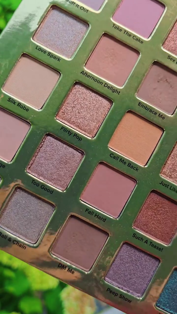 Ultimate All-in-One Eyeshadow Palette with 30 Richly Pigmented Shades in Matte, Metallic, and Shimmer Finishes - Image 2