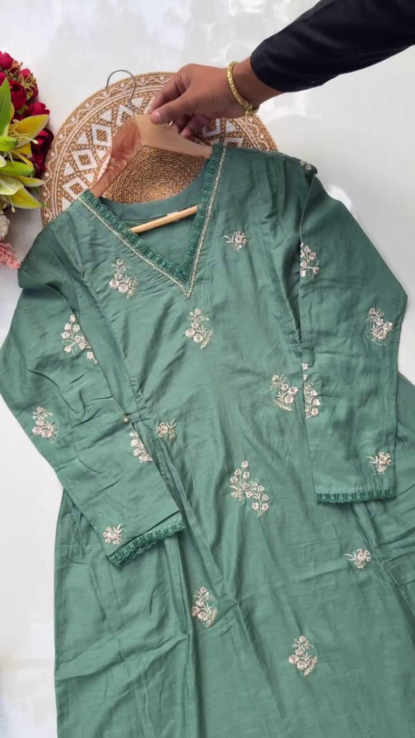 Green Embroidered Kurta with Delicate Floral Detailing and Matching Sheer Dupatta – Perfect for Traditional and Festive Occasions
