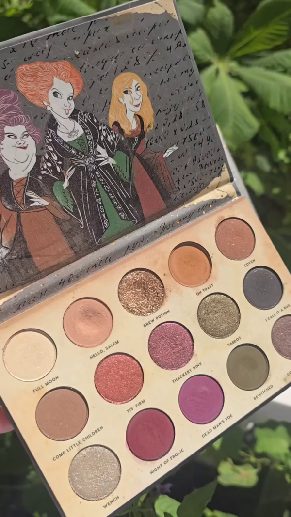 Witch-Inspired 15-Pan Eyeshadow Palette Featuring Spooky Mattes, Enchanting Shimmers, and Bewitching Metallics in Magical Hues of Plum, Gold, Olive, and Rust — Perfect for Halloween, Fantasy