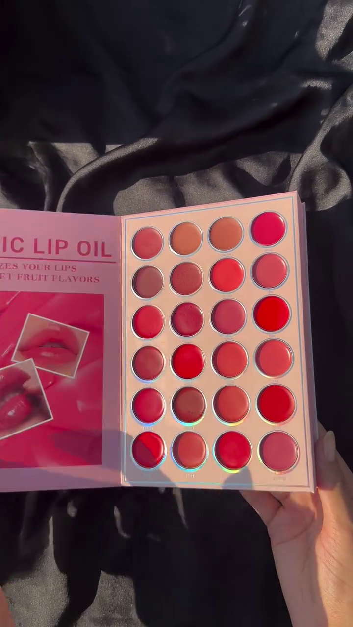 Deluxe Makeup Kit – Includes Highlighters & Blushes - Image 2