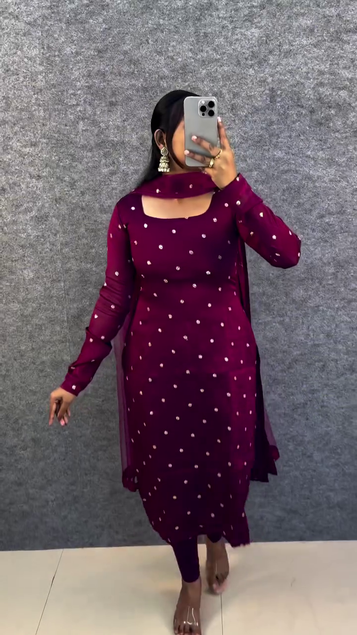 Elegant Pastel Peach Chiffon Saree with Handcrafted Pearl Border and Blouse - Image 2